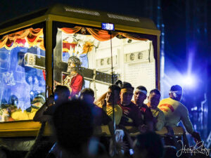 Des pèlerins philippins autour de la statue du Nazaréen noir, le 9 décembre durant la « Traslacion » à Manille.