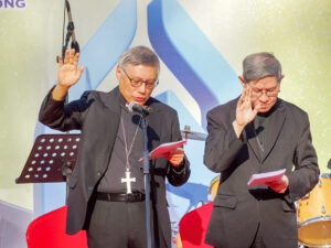 Le cardinal Chow et le cardinal Tagle, le 18 janvier au Chater Garden de Hong-Kong pour le lancement des 80 ans du diocèse.