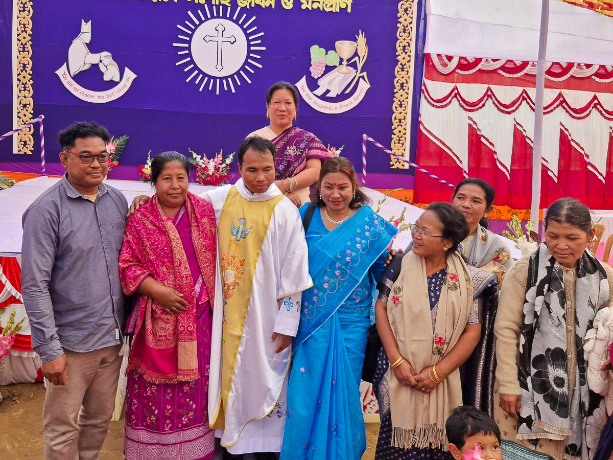 Le père Tharson Francis Mrong durant son ordination sacerdotale, le 16 janvier au village de Diglakuna (diocèse de Mymensingh, nord-est du Bangladesh).