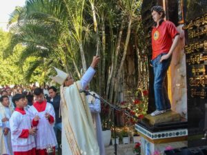 L’évêque de Myitkyina, le 12 janvier lors de l’inauguration d’une statue de Carlo Acutis devant la cathédrale Saint-Colomban dans l’État Kachin.