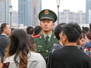 Un militaire chinois à Shanghai en janvier 2020. Pékin vient d’annoncer la disgrâce soudaine de deux généraux influents.