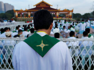 Un prêtre durant une messe en plein air à Rangoun. Le prêtre birman Donald Martin fait partie des 2 missionnaires tués en Asie en 2025.
