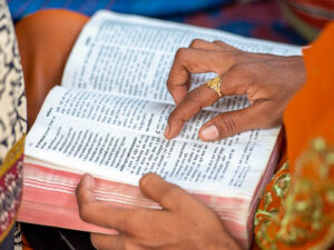 Une Indienne en train de lire la Bible. Près d’un chrétien sur sept dans le monde, et deux sur cinq en Asie, ont été visés à cause de leur foi en 2025.