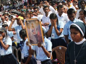 Une jeune femme tient un portrait de saint Joseph Vaz durant la canonisation du premier saint du Sri Lanka, le 14 janvier à Colombo.
