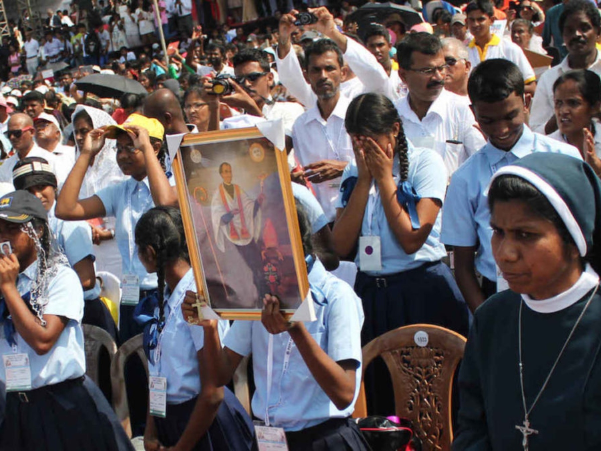 Une jeune femme tient un portrait de saint Joseph Vaz durant la canonisation du premier saint du Sri Lanka, le 14 janvier à Colombo.