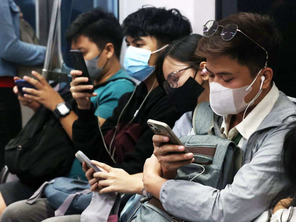 Des Philippins dans un train à Manille en mars 2023. Les évêques du pays ont invité à pratiquer un « jeûne numérique » pour ce Carême 2026.