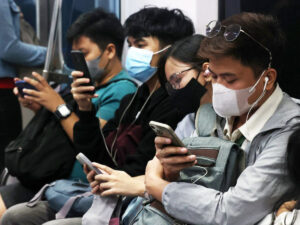 Des Philippins dans un train à Manille en mars 2023. Les évêques du pays ont invité à pratiquer un « jeûne numérique » pour ce Carême 2026.