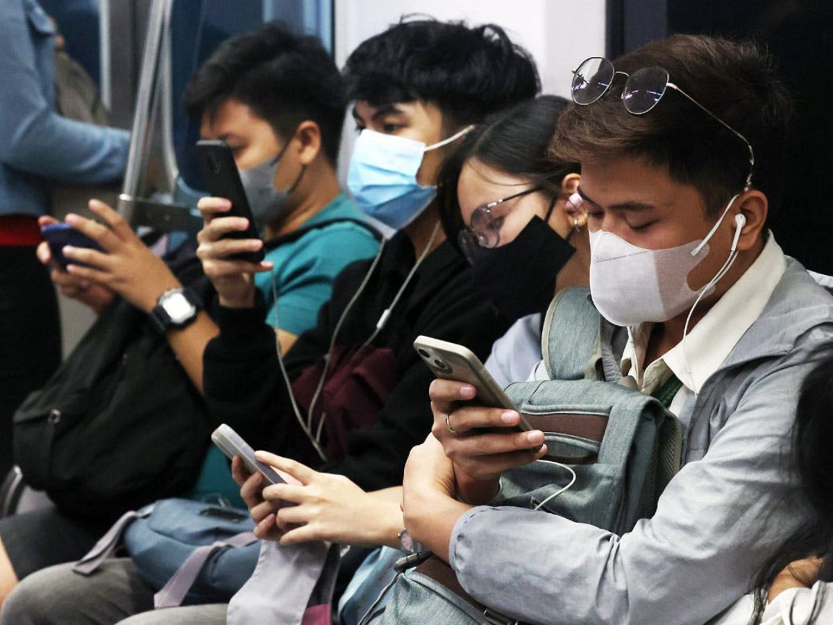 Des Philippins dans un train à Manille en mars 2023. Les évêques du pays ont invité à pratiquer un « jeûne numérique » pour ce Carême 2026.