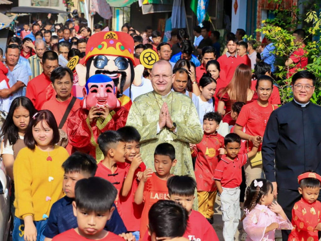 Des catholiques cambodgiens avec Mgr Olivier Schmitthaeusler, vicaire apostolique de Phnom Penh, le 17 février lors du Nouvel An lunaire.