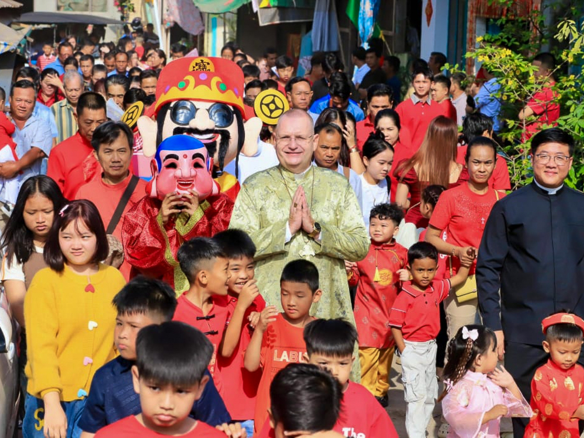 Des catholiques cambodgiens avec Mgr Olivier Schmitthaeusler, vicaire apostolique de Phnom Penh, le 17 février lors du Nouvel An lunaire.