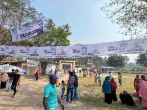 Des électeurs devant un bureau de vote dans le district de Natore, le 12 février au Bangladesh.