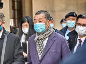 Lundi 9 février, l’ex-magnat de la presse hongkongais Jimmy Lai (ici en 2020 en sortant de la cour d’appel) a été condamné à 20 ans de prison.