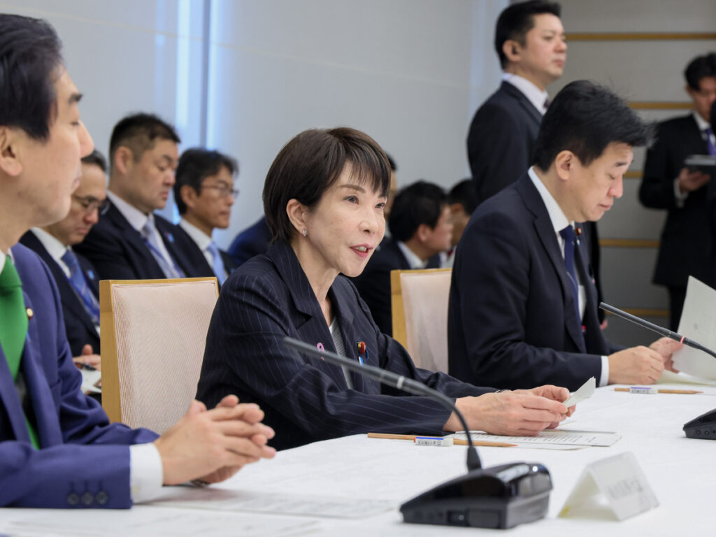 La Première ministre japonaise Sanae Takaichi (ici en novembre 2025) a remporté une large victoire aux élections législatives anticipées du 8 février.