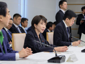 La Première ministre japonaise Sanae Takaichi (ici en novembre 2025) a remporté une large victoire aux élections législatives anticipées du 8 février.