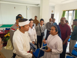 Le gouverneur de la province de Java occidental (à gauche), le 23 février avec sœur Fransiska Imakulata, à Sikka dans l’île de Flores.