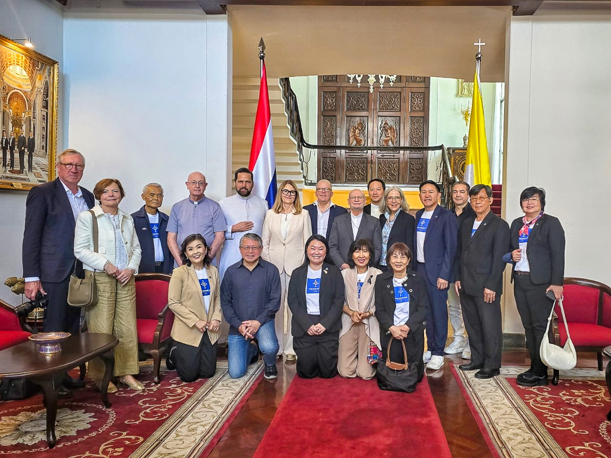 Le nonce apostolique en Thaïlande, Mgr Pierre Bryan Wells, le 2 février 2026 avec la délégation de la tournée asiatique de l’Uniapac.