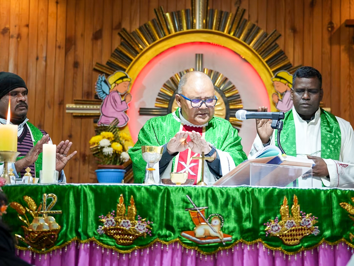 Le père Silas Krishna Bogati, administrateur apostolique du Népal, le 22 avril 2025 dans la cathédrale de Katmandou.