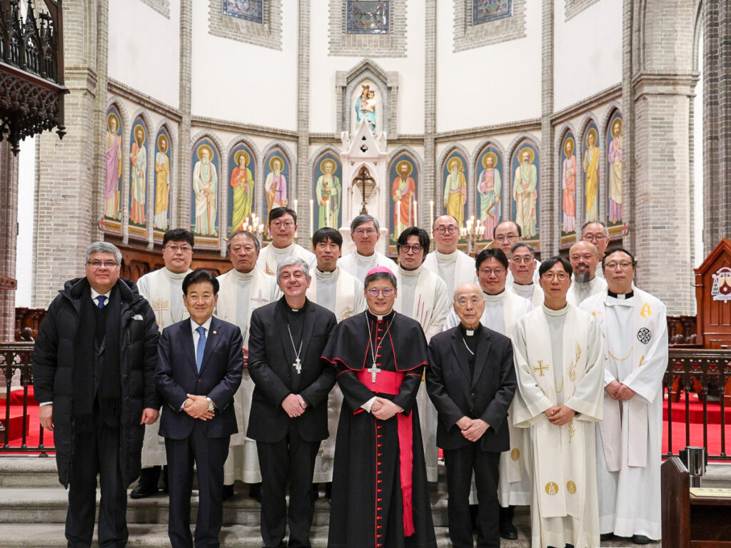 Mardi 10 février, Mgr Pierre Chung Soon-taick, archevêque de Séoul (au centre), a célébré la 1 500e messe pour la réconciliation et l’unité du peuple coréen.