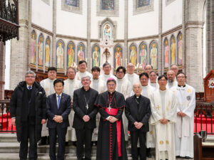 Mardi 10 février, Mgr Pierre Chung Soon-taick, archevêque de Séoul (au centre), a célébré la 1 500e messe pour la réconciliation et l’unité du peuple coréen.