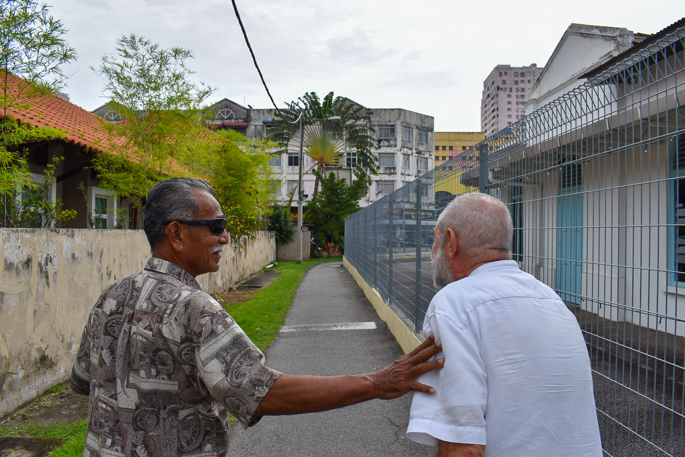 Martin Theseira et Serge Jardin, un français de Malacca, en visitant Praya Lane, le premier village portugais où se trouvent encore quelques membres de la communauté kristang.