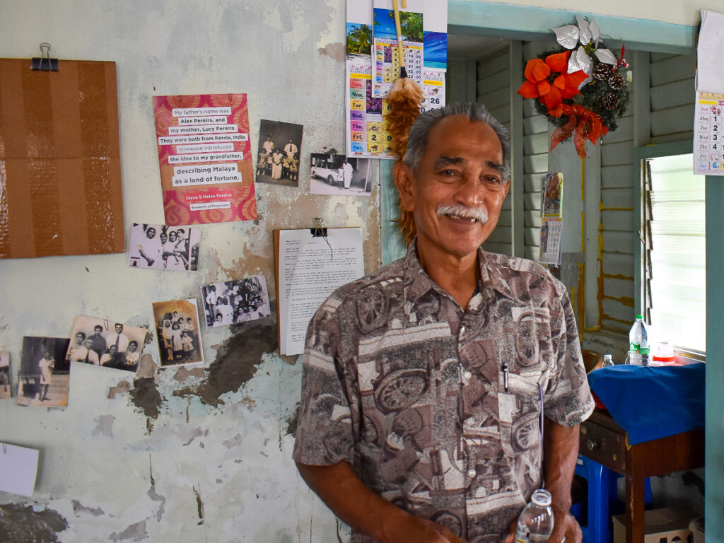 Martin Theseira, pêcheur kristang et fervent soutien de la communauté portugaise, au centre culturel qu’il a fondé l’an dernier dans une petite maison de Praya Lane.