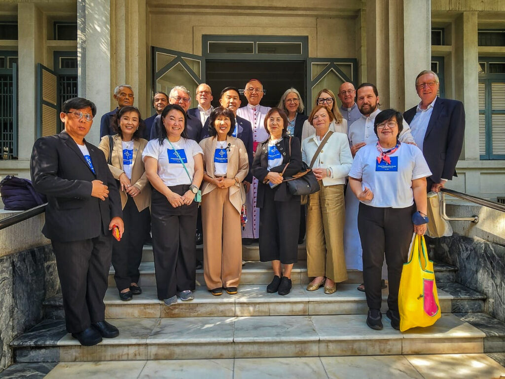 Mgr Francis Xavier Vira Arpondratana, archevêque de Bangkok, avec les dirigeants de CBEP Thailande, première association asiatique membre de l’Uniapac.