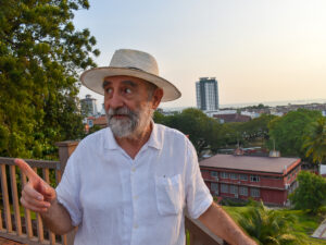 Serge Jardin, 71 ans, au sommet de la colline Saint-Paul. Au fond, le détroit de Malacca, où passe un porte-conteneur toutes les six minutes.