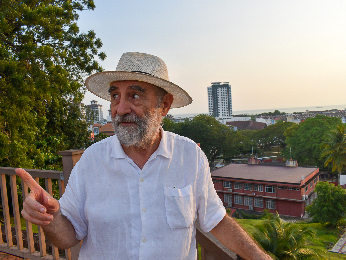 Serge Jardin, 71 ans, au sommet de la colline Saint-Paul. Au fond, le détroit de Malacca, où passe un porte-conteneur toutes les six minutes.