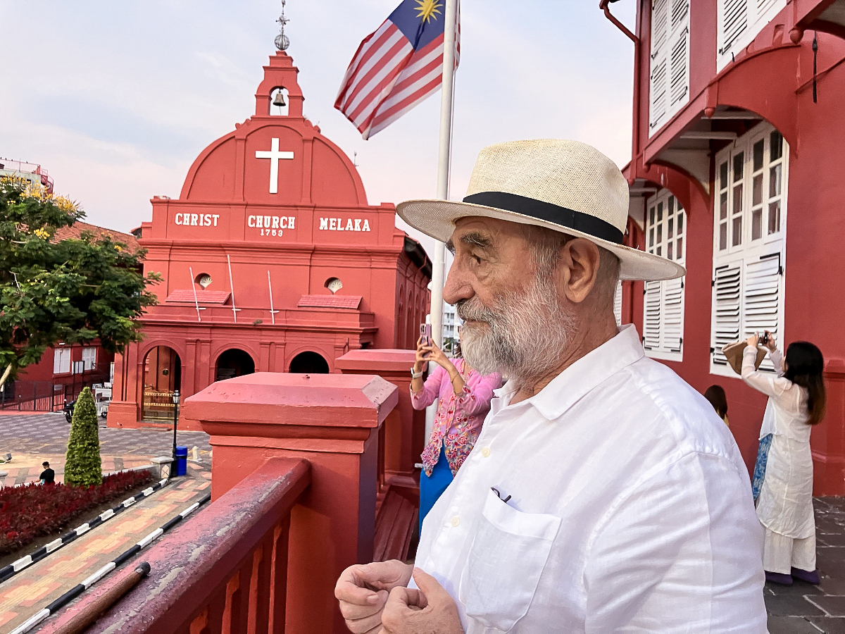 Serge Jardin devant la place principale de Malacca, entourée d’anciens édifices coloniaux et de l’église anglicane Christ Church.
