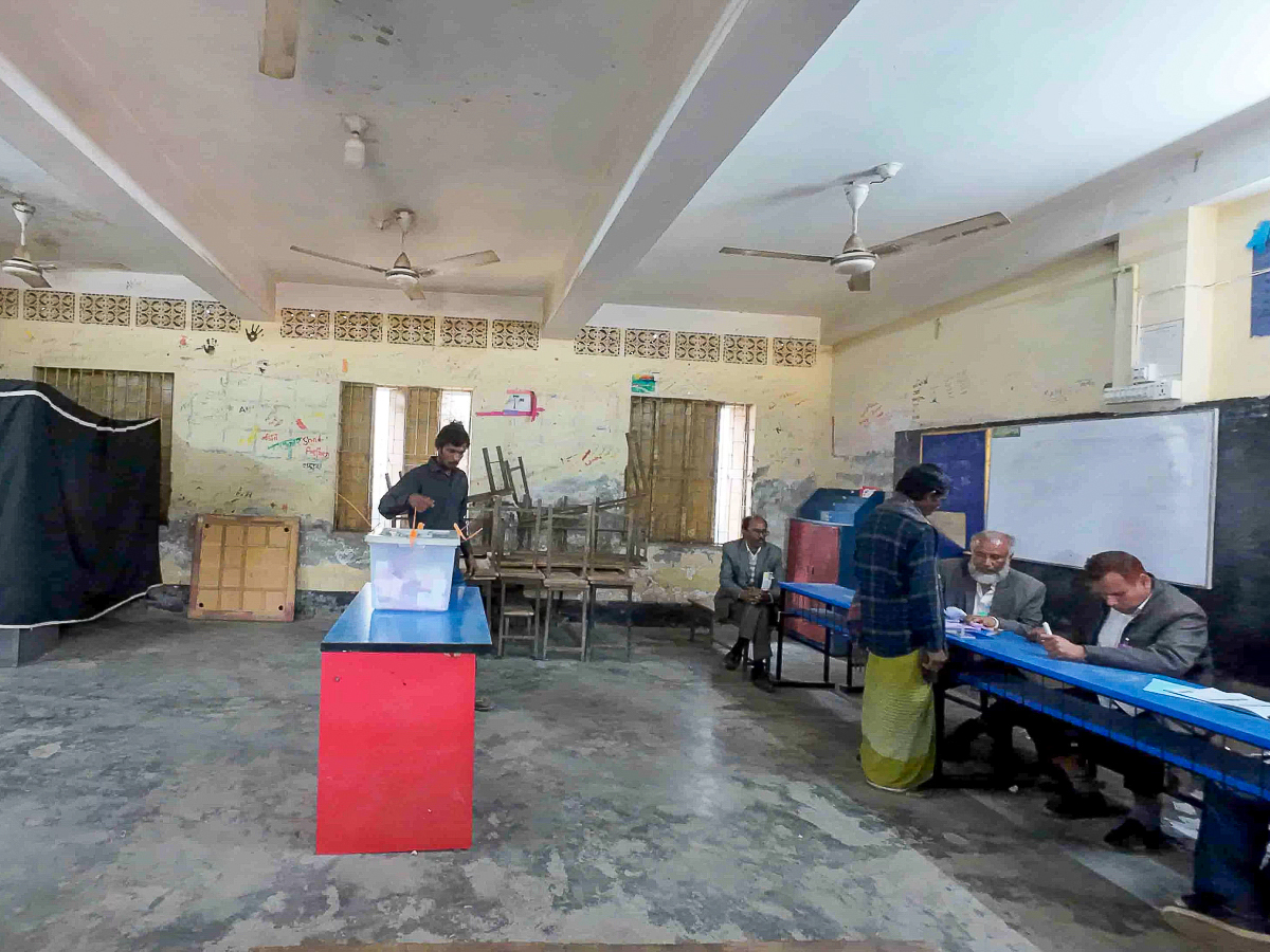 Le 12 février dans un bureau de vote de Natore, Bangladesh.