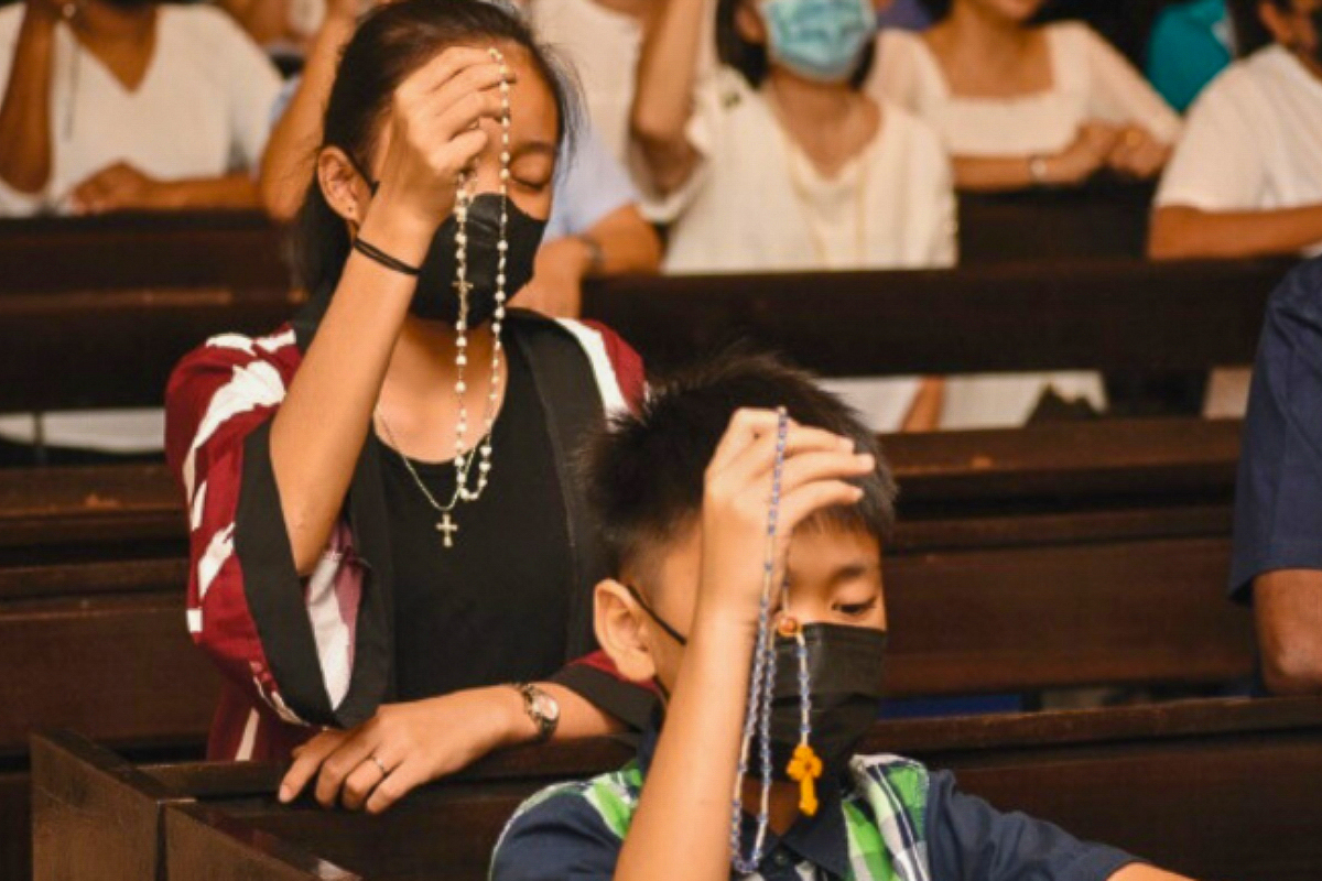 Aux Philippines, les évêques invitent les fidèles à « prier le chapelet chaque jour pour la paix et la réconciliation ».