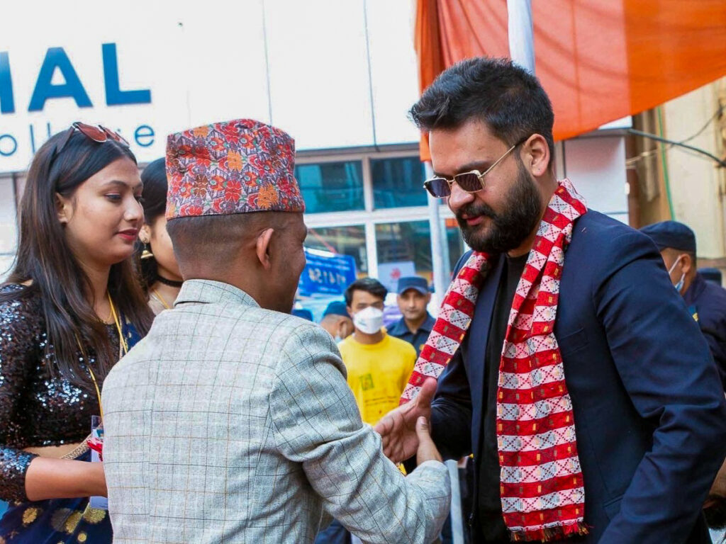 Balendra Shah, 35 ans, ancien rappeur devenu politicien, s’apprête à devenir le prochain Premier ministre après la victoire spectaculaire de son parti au scrutin du 5 mars.