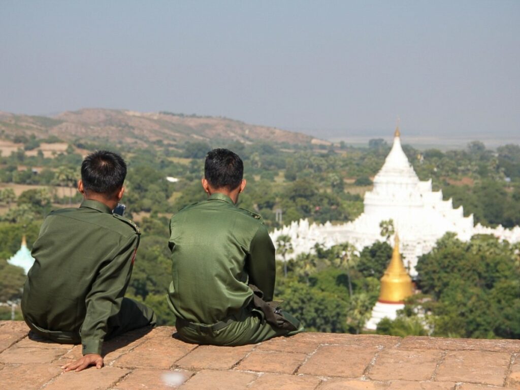 Des militaires birmans devant un temple. Malgré des élections et une session parlementaire, des observateurs parlent d’une transformation vers une dictature civile plutôt qu’une transition démocratique.
