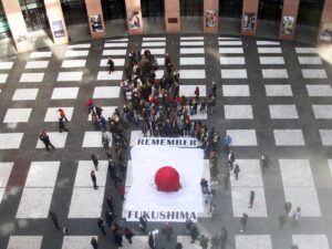 La triple catastrophe de du 11 mars 2011 a causé 19 782 morts, 2 550 disparus, 122 053 habitations détruites et 470 000 personnes évacuées.