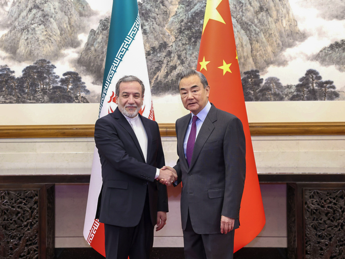 Le ministre des Affaires étrangères chinois Wang Yi en décembre 2024 à Pékin avec le ministre iranien Seyed Abbas Araghchi.