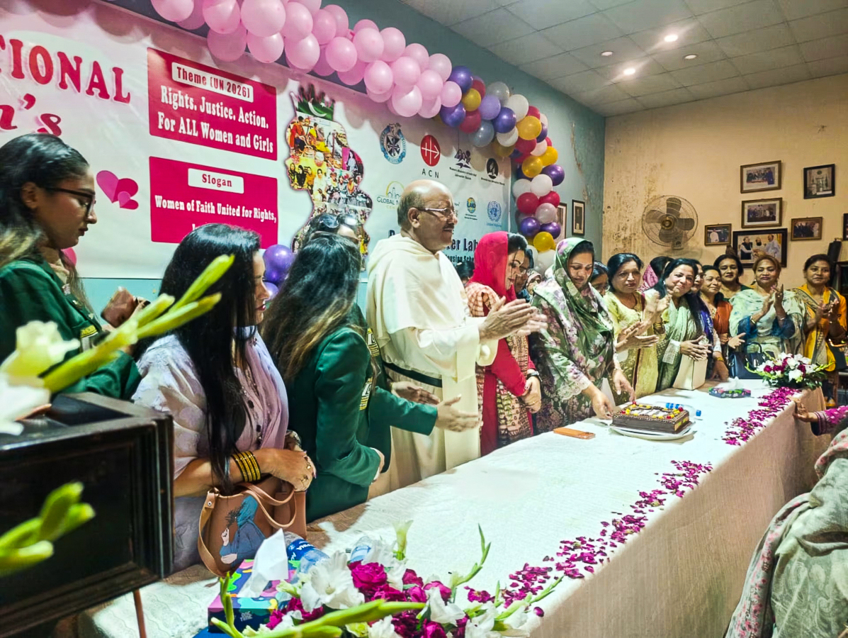 Le père James Channan lors d’un repas interreligieux organisé le 8 mars lors de la Journée internationale des droits des femmes.