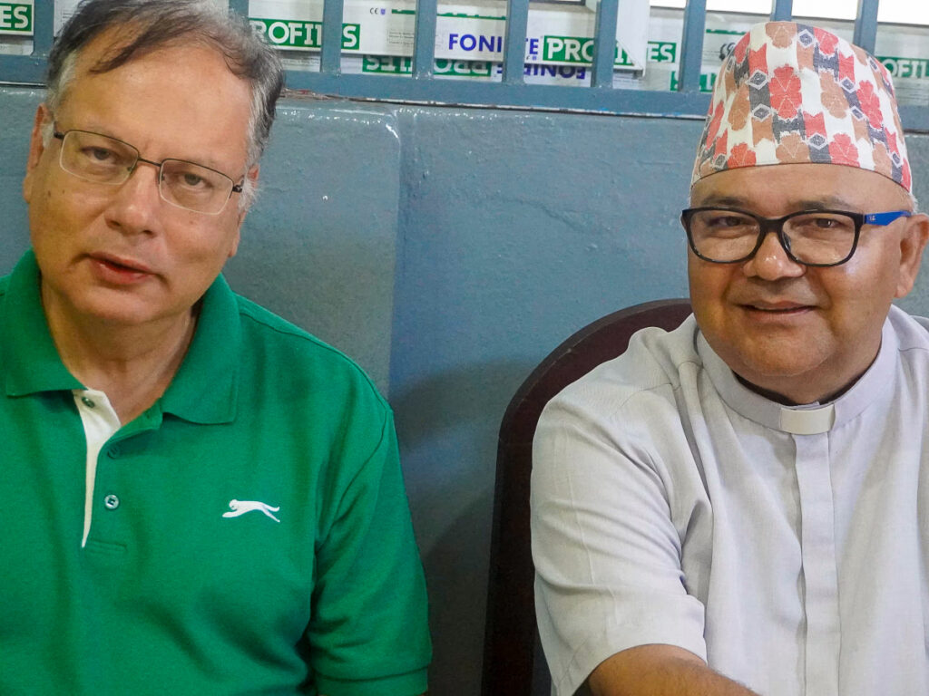 Le père Silas Bogati, administrateur apostolique du vicariat apostolique du Népal, avec Chirendra Satyal, un converti catholique népalais, à Katmandou en août 2025.