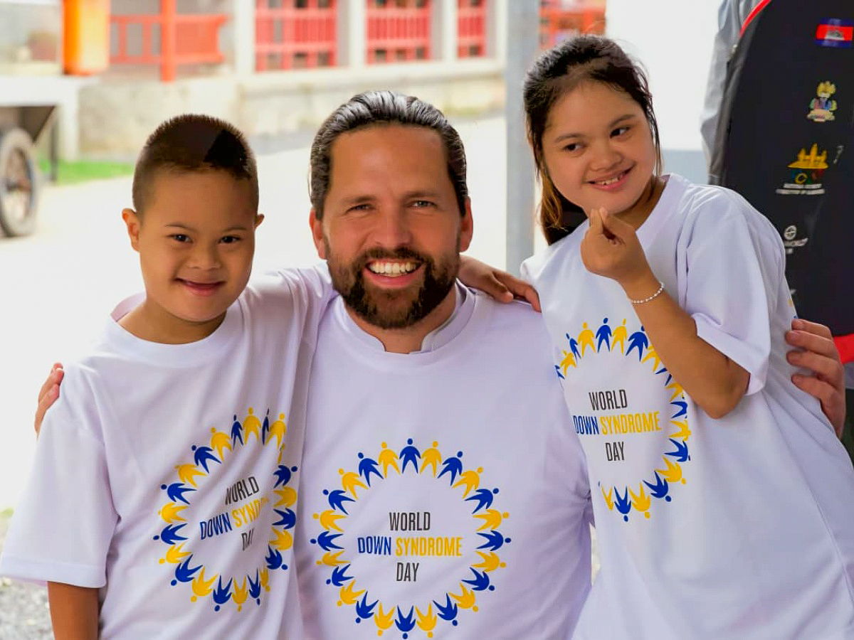 Le père Will Conquer avec des jeunes trisomiques cambodgiens, le 21 mars à l’occasion de la Journée mondiale de la trisomie 21.