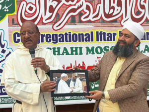 Le prêtre dominicain James Channan, le 27 février 2026 à Lahore avec l’imam de la mosquée de Badshahi, Abdul Khabeer Azad, qui a rencontré le pape Léon XIV en octobre 2025 au Vatican.