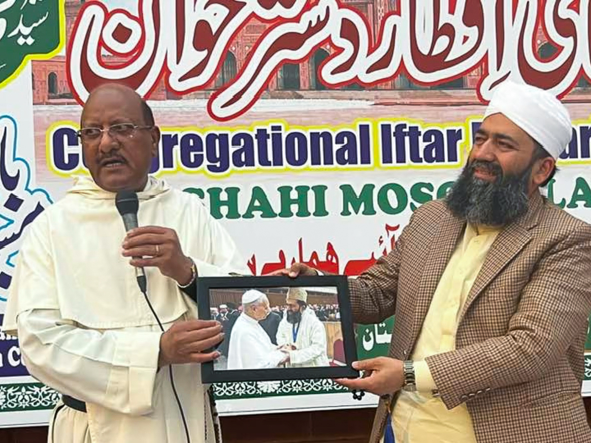 Le prêtre dominicain James Channan, le 27 février 2026 à Lahore avec l’imam de la mosquée de Badshahi, Abdul Khabeer Azad, qui a rencontré le pape Léon XIV en octobre 2025 au Vatican.