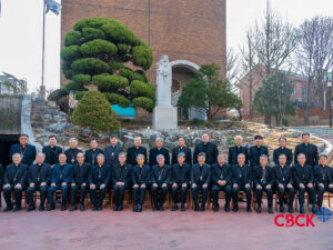 Les évêques sud-coréens avec Mgr Giovanni Gaspari, nonce apostolique, le 10 mars lors de l’ouverture de leur assemblée plénière de printemps.