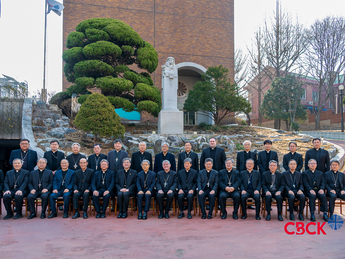 Les évêques sud-coréens avec Mgr Giovanni Gaspari, nonce apostolique, le 10 mars lors de l’ouverture de leur assemblée plénière de printemps.
