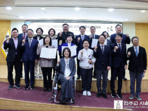 Mgr Paul Kyung-sang Lee, coordinateur général du comité d’organisation des JMJ de Séoul 2027 (7e à partir de la gauche), le 17 mars à Séoul avec des membres de la nouvelle commission spéciale parlementaire.