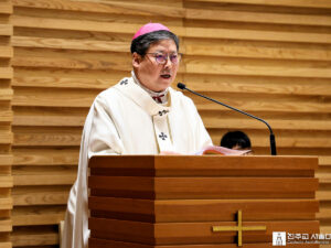 Mgr Pierre Chung Soon-taick, archevêque de Séoul (ici le 19 mars dans la cathédrale de Myeongdong) a publié son message pour les fêtes de Pâques.