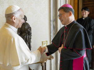 Mgr Pierre Chung-Soon-taek, archevêque de Séoul, le 5 mars au Vatican avec le pape Léon XIV.