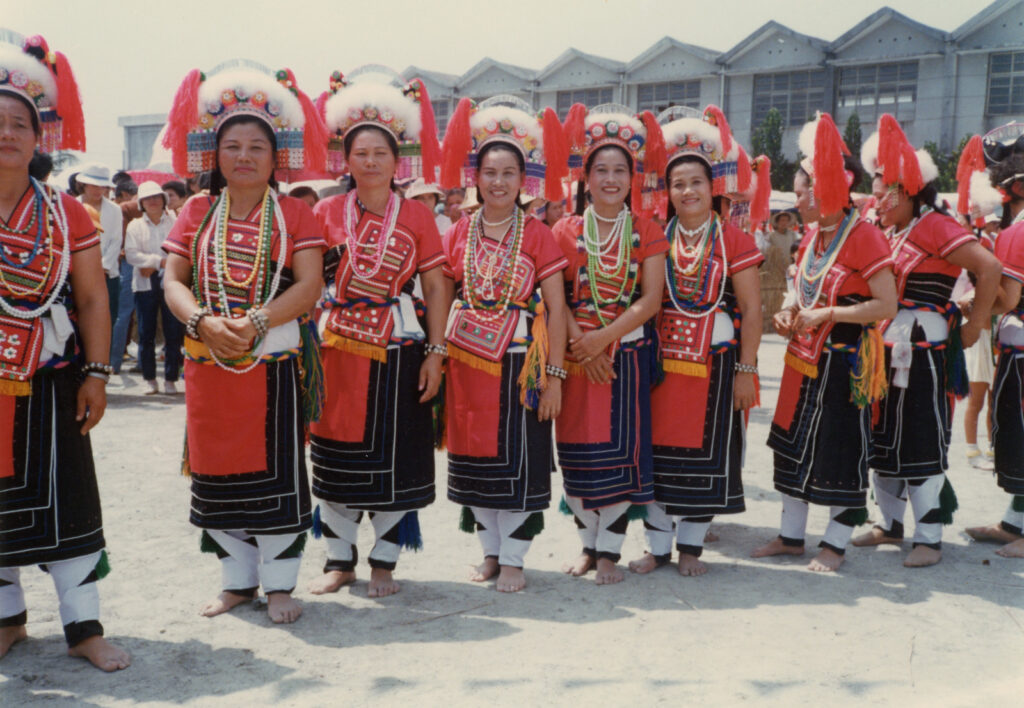 Costumes traditionnels des danseuses amitsus, ethnie aborigène de Taïwan