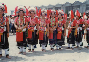 Costumes traditionnels des danseuses amitsus, ethnie aborigène de Taïwan