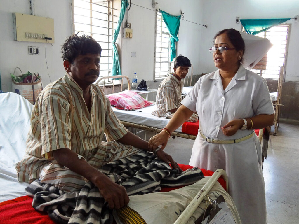 Une religieuse et infirmière avec un patient dans un hôpital de l’État du Bengale occidental, dans le nord-est de l’Inde.