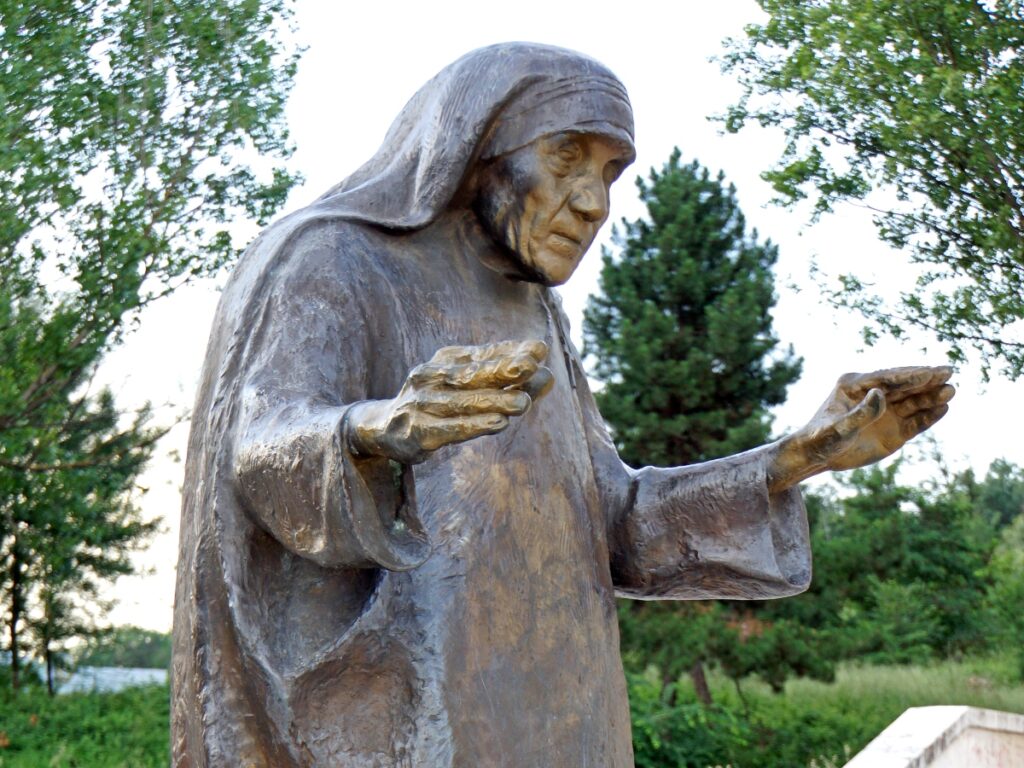 Une statue de Mère Teresa en Albanie, le pays natal de la fondatrice des Missionnaires de la Charité.