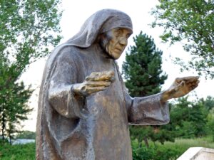 Une statue de Mère Teresa en Albanie, le pays natal de la fondatrice des Missionnaires de la Charité.
